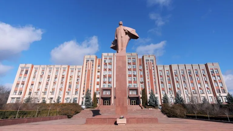 ЧП в экономике Приднестровья продлили до 18 мая Администрация Левобережья в очередной раз продлила режим чрезвычайного положения в экономике Он будет действовать до 18 мая включительно  Причина всё та же серьёзное сокращение поставок газа из за которого Приднестровье уже несколько месяцев балансирует на грани энергоколлапса Подпишись на primulinmd
