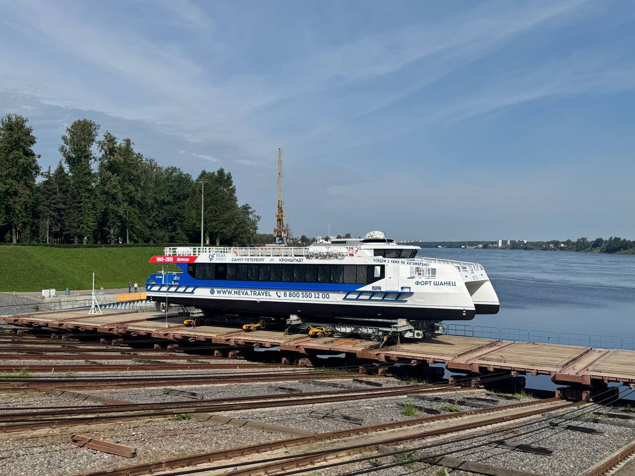Средне Невский судостроительный завод ОСК передал заказчику катамаран Форт Шанец 7 ноября Средне Невский судостроительный завод ОСК судоходная компания Нева Тревел и ГТЛК подписали трехсторонний акт приема передачи скоростного пассажирского катамарана Форт Шанец проекта 04580 Котлин Катамаран Форт Шанец является шестым судном серии скоростных пассажирских катамаранов проекта 04580 Котлин Строительство катамарана началось в 2024 году спустили судно на воду в 2025 году Создание пассажирских катамаранов стало возможным в рамках реализации государственной программы по обновлению пассажирского флота Судно построено в рамках программы ГТЛК по развитию лизинга водного транспорта с госфинансированием реализуемой при поддержке Минпромторга России Эксплуатировать катамаран будет судоходная компания Нева Тревел Подписывайтесь на канал СНСЗ