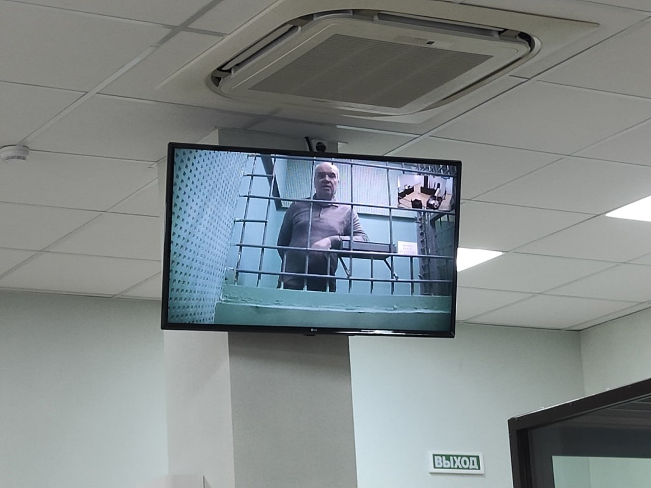 Областной суд оставил под стражей экс-вице-губернатора Омской области Владимира Куприянова Омский областной суд подтвердил продление ареста Владимиру Куприянову, обвиняемому в получении взятки в крупном размере п. «в» ч. 5 ст. 290 УК РФ . Бывший вице-губернатор останется под стражей до 16 июля 2025 года. Дело передано в Любинский районный суд — именно там находится Драгунский дом-интернат, директор которого Валерий Башуров, по версии следствия, передавал взятки экс-чиновнику. С 2018 по 2023 год Куприянов, предположительно, получил взятку на сумму 647 000 рублей, включая не только деньги, но и имущество: газонокосилку, мотокультиватор, кожаный саквояж, а также установку спортплощадки на даче. Дата первого заседания пока не назначена.