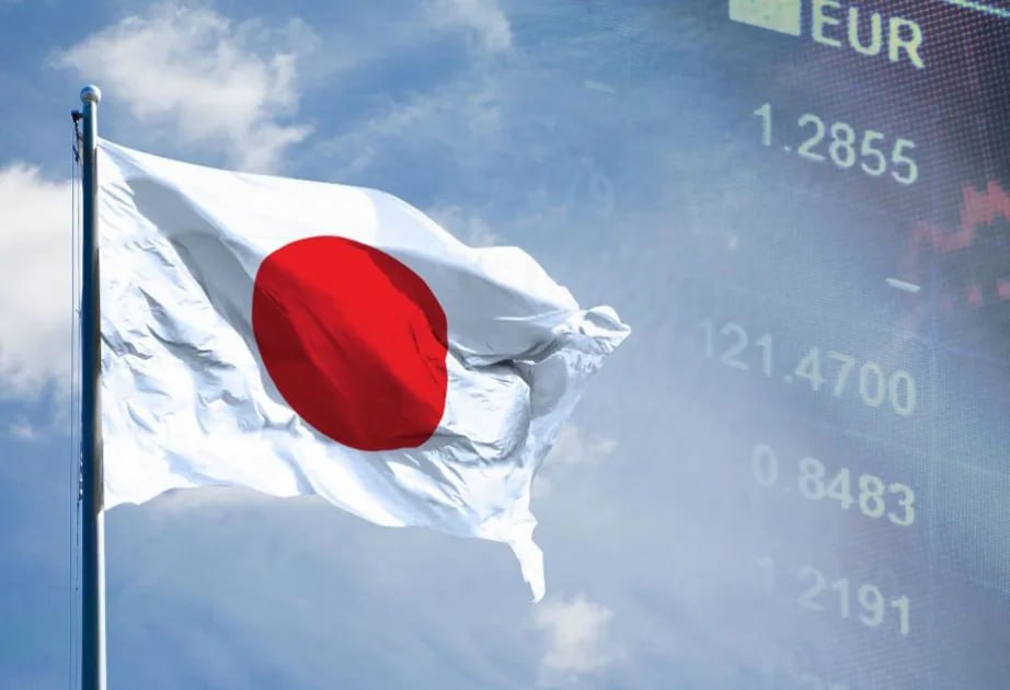 Правительство подтвердило в пересмотренном отчете что экономика Японии сократилась за три месяца по сентябрь что дает некоторое оправдание пакету стимулирующих мер премьер министра Санаэ Такаити объявленному в прошлом месяце Валовой внутренний продукт в третьем квартале снизился на 2 3 в годовом исчислении поскольку пересмотренные данные показали что расходы предприятий и инвестиции в жилищное строительство оказались слабее предварительных Сокращение оказалось более значительным чем первоначальное значение в 1 8 и стало первым за шесть кварталов jkinvest news jkinvest