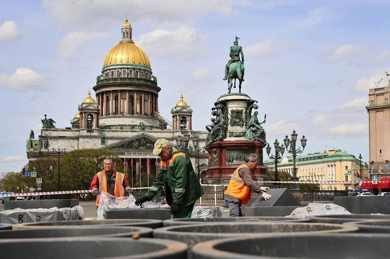 На Исаакиевской площади стартовал монтаж сада трансформера В этом году его расширят Озеленение затронет и территорию вокруг памятника Николаю I   Первый Питерский
