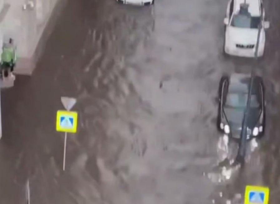 В центре Москвы из-за ливня затопило ряд дорог, в т.ч. в районе Патриарших прудов.