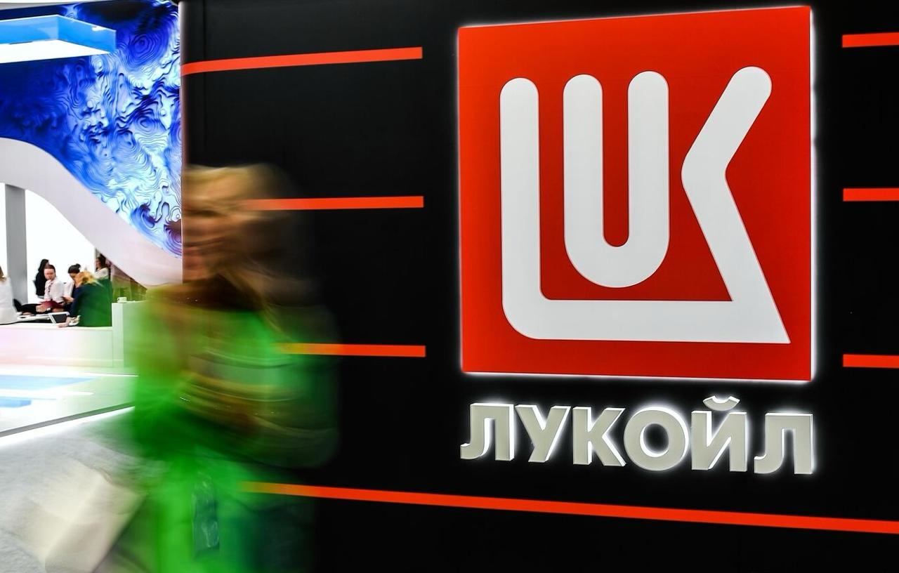 Chevron и Quantum Energy Partners планируют поделить международные активы Лукойла утверждает Financial Times со ссылкой на источники Заявка охватывает весь портфель активов Лукойла за рубежом в том числе более двух тысяч АЗС в Европе Азии и на Ближнем Востоке Американская компания и инвестиционная группа намерены завладеть активами на 22 миллиарда долларов на долгий срок