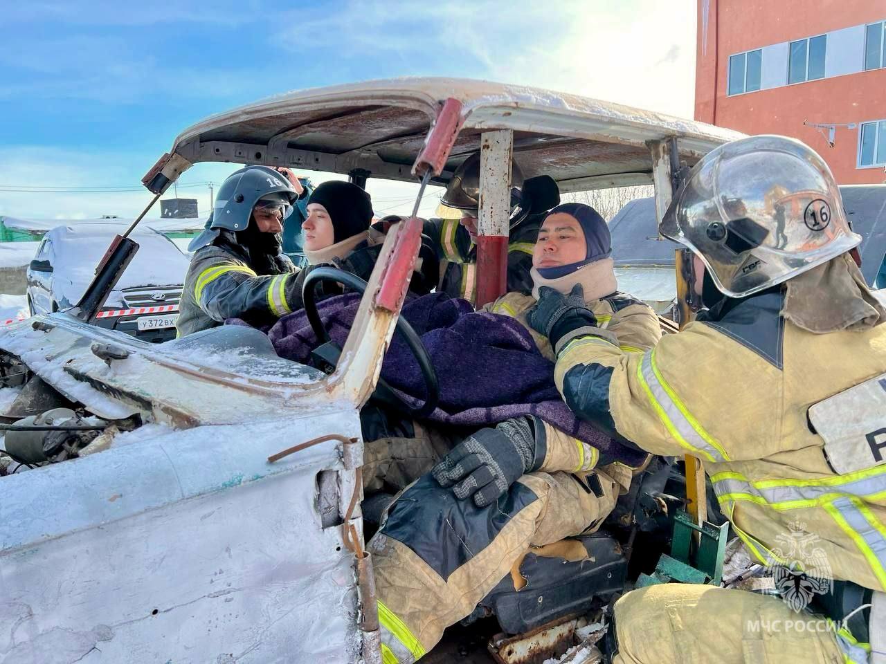 В 5 пожарно-спасательном отряде прошли соревнования по ликвидации последствий дорожно-транспортного происшествия   На территории 1 пожарно-спасательной части в условиях, приближённых к реальным, перед участниками была поставлена задача, в короткие сроки с помощью аварийно-спасательного оборудования вскрыть двери, срезать крышу автомобиля, ликвидировать очаг возгорания, извлечь заблокированных статистов, оказать им первую помощь и передать пострадавших сотрудникам скорой медицинской помощи.  В результате упорной и зрелищной борьбы первое место заняла команда 1 пожарно-спасательной части   г. Салехард , 2 место завоевала команда 14 пожарно-спасательной части  г. Лабытнанги , третье место досталось 16 пожарно-спасательной части   г. Лабытнанги .     МЧС Ямало-Ненецкого АО