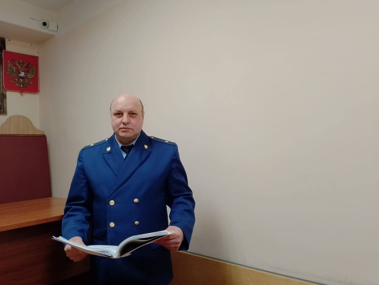 Прокуратура г Энгельс в суде поддержала государственное обвинение по уголовному делу в отношении 58 летнего бывшего директора МКУ Городское хозяйство        Он признан виновным по ч 3 ст 285 УК РФ злоупотребление должностными полномочиями повлекшее тяжкие последствия Установлено что в период с апреля 2016 г по июль 2022 г директор казенного учреждения систематически заключал гражданско правовые договоры с аффилированной организацией ООО Бегония зарегистрированной на родственницу на выполнение работ по выращиванию посадочного материала цветов обустройству цветников и последующей высадке в них рассады на территории Энгельсского района которые фактически выполнялись работниками МКУ Городское хозяйство В результате преступных действий из муниципального учреждения незаконно выведены денежные средства в сумме свыше 17 млн рублей а работы и услуги по озеленению города выполнены работниками муниципалитета что причинило тяжкие последствия в виде недополученных доходов а также ограничению производительности труда на других объектах благоустройства  Суд с учетом позиции государственного обвинителя назначил виновному наказание в виде 3 лет лишения свободы с отбыванием в исправительной колонии общего режима с лишением права заниматься деятельностью связанной с предоставлением услуг по благоустройству ландшафта сроком на 2 года