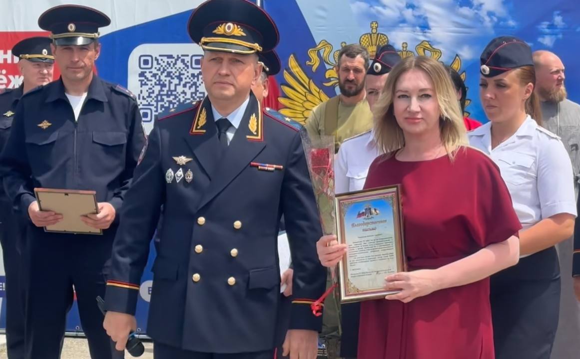 Заместитель начальника ГУ МВД России по Ставропольскому краю, генерал-майор полиции Жуков Алексей Борисович, в ходе торжественной линейки в школе № 5 станицы Марьинской отметил труд и значительный вклад классных руководителей в воспитание и образование подрастающего поколения. Генерал-майор Жуков вручил благодарственные письма классным руководителям, отметив их преданность профессии и индивидуальный подход к каждому ученику.