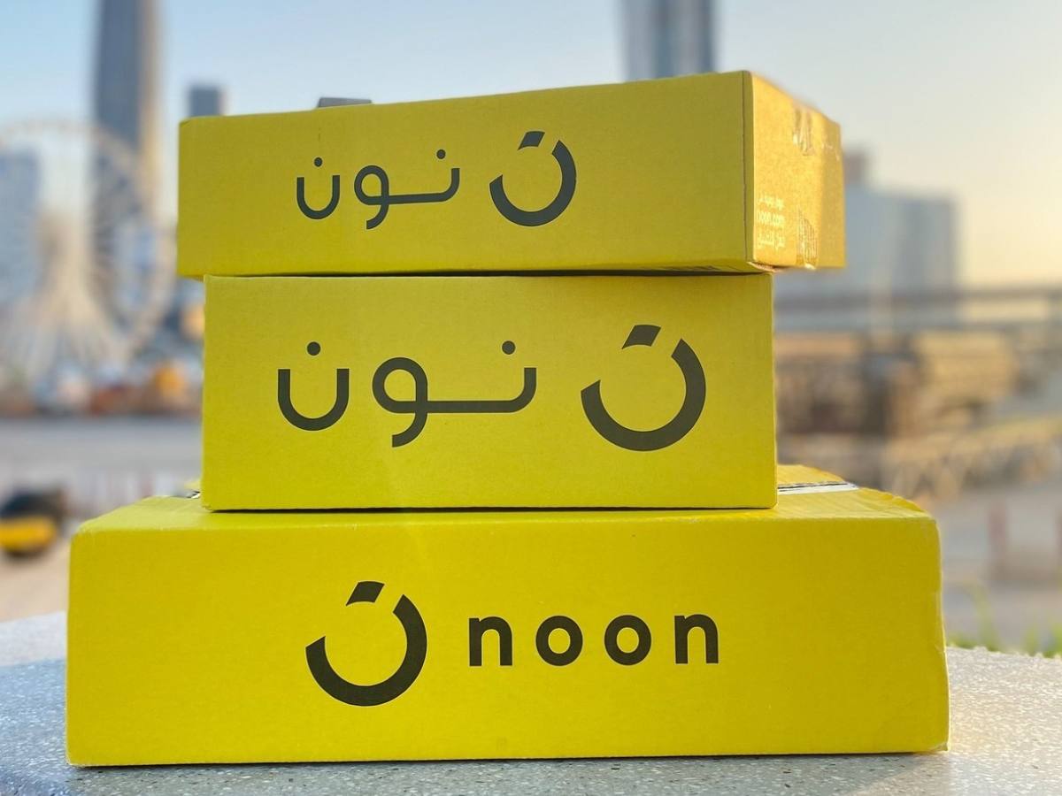 Российская сеть Fix Price начала сотрудничество с Noon – крупнейшим маркетплейсом Ближнего Востока. Теперь покупатели смогут заказывать товары Fix Price с молниеносной доставкой от 15 минут, а подписчики Noon One получат её бесплатно. Noon называют «Amazon Ближнего Востока», и интеграция с ним открывает Fix Price доступ к новой аудитории. Это шаг к усилению позиций в ОАЭ, где сеть уже работает в Дубае и Шардже и активно инвестирует в маркетинг и лояльность покупателей.