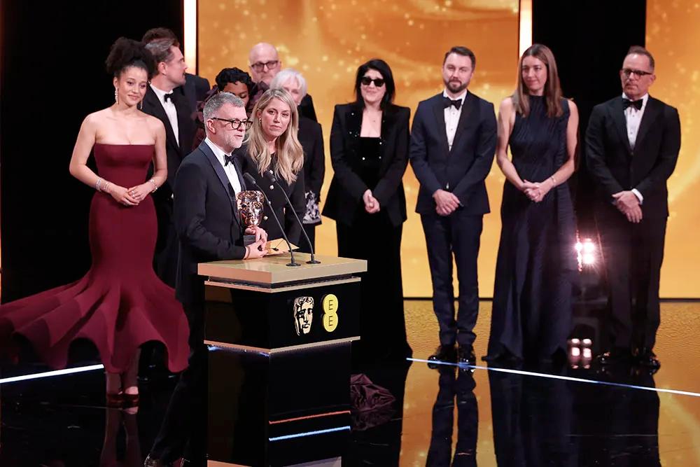 Одна из самых престижных кинопремий BAFTA раздавала награды Из неожиданного Лучшая мужская роль досталась не Тимоти Шаламе и не Ди Каприо А британскому актеру Роберту Арамайо за роль в драме Я ругаюсь I Swear 2025 Кирка Джонса рассказывающей историю молодого человека с синдромом Туретта На сайте Rotten Tomatoes 100 В остальном все более менее предсказуемо Битва за битвой режиссера Пола Томаса Андерсона получила шесть наград включая призы за лучший фильм адаптированный сценарий операторскую работу и монтаж Андерсон получил награду как лучший режиссер сыгравший в картине актер Шон Пенн стал обладателем статуэтки за лучшую мужскую роль второго плана В категории Лучший британский фильм победила картина Гамнет Хлои Чжао Исполнившая в ней главную роль Джесси Бакли была признана лучшей актрисой Список победителей публикует Variety фото Getty Images for BAFTA