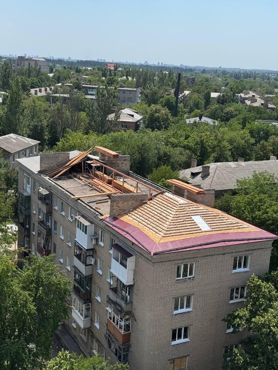 Южноуральские рабочие восстанавливают крышу жилого дома в Ясиноватой Специалисты региона-шефа поменяли кровельные покрытие и проложили гидроизоляцию на крыше многоквартирного дома на улице Коммунальной. Строительная готовность объекта составляет 40%. Завершить работы планируют до 1 октября.