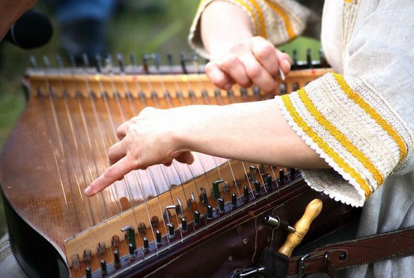 Гусли признали национальным музыкальным инструментом РФ Документ подписали на конкурсе Ристалище гусляров России Гусли были забытым музыкальным инструментом скорее музейным но сейчас традиция игры на гуслях возродилась вновь на них играют и дети и взрослые Сегодня на конкурсе зрители насладились игрой самой юной исполнительницы девочки трех лет и самого пожилого гусляра которому скоро исполнится 90 лет это наше музыкальное наследие сказал председатель оргкомитета конкурса Кирилл Богомилов Больше новостей в Daily News