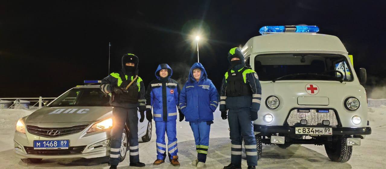 ‍ Ноябрьские автоинспекторы оказали помощь медицинским сотрудникам.  29 января 2025 года во время несения службы на 266 км автодороги «Сургут – Салехард» к наряду ДПС в составе лейтенанта полиции Ивана Четырова и рядового полиции Жылдызбека Абылова подъехал автомобиль скорой медицинской помощи. Медицинские работники сообщили о том, что они выехали из г. Надым и направляются в г. Ноябрьск. Ввиду недостаточного количества топлива, сбоя в терминале на автозаправочной станции, продолжить движение невозможно. В салоне автомобиля скорой медицинской помощи находится малолетний ребенок и его мать, которых необходимо срочно доставить в детское инфекционное отделение Центральной городской больницы г. Ноябрьска.   Сотрудниками Госавтоинспекции незамедлительно было принято решение перегрузить ребенка, маму и фельдшера в патрульный автомобиль ДПС и самостоятельно доставить их в больницу. Сейчас жизни и здоровью малыша ничего не угрожает.   В Госавтоинспекции отмечают, что в случае возникновения сложной ситуации на дорогах все участники дорожного движения могут круглосуточно обращаться за помощью к сотрудникам полиции по телефону «112» или «102» - для сотовой связи.     #мвдроссии #полиция #гибддянао #гибдд #янао #ноябрьск