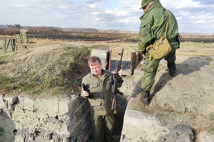 Депутат Гордумы Екатеринбурга призвал детей учиться стрелять из автомата и рыть блиндажи В Екатеринбурге депутат Станислав Киселев заявил что детям необходимо учиться рыть блиндажи и стрелять из автоматов По его мнению обучение в молодёжных кружках должно проходить не только в тепличных условиях Умение обращаться с оружием замечательно но условия которые у нас создаются для детей тепличные Там хорошо пофилософствовать хорошо порассуждать о науке Но учиться лучше на природе Лучше это делать в блиндажах которые дети сами роют Чтобы если вдруг на их долю выпадет эти блиндажи по настоящему копать и стрелять из оружия они это вспомнили цитирует депутата агентство Ura Ru Его поддержали глава департамента молодежной политики Артем Николаев и депутат Александр Колесников Автомат Калашникова нормальная тема хотя бы для саморазвития Строевая подготовка ещё и для осанки для координации движений Девочкам тоже не помешает утверждает Колесников uralweb ru