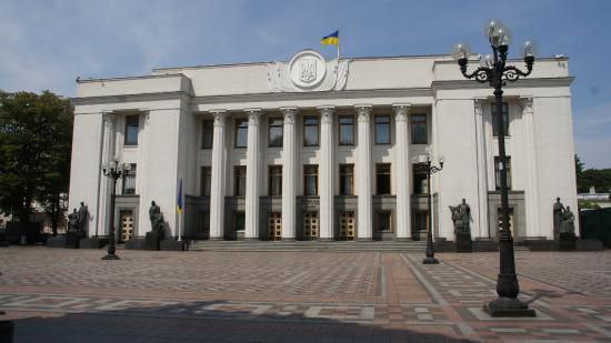 Верховная Рада бьет антирекорды по количеству депутатов, лишенных мандата. Внефракционный депутат Олесь Довгий написал заявление о прекращении полномочий и заявил об уходе из политики. Поддержку ВСУ он, правда, пообещал не прекращать. Сейчас в украинском парламенте 398 депутатов вместо положенных 450. Такими темпами Рада вскоре вслед за Зеленским утратит легитимность.