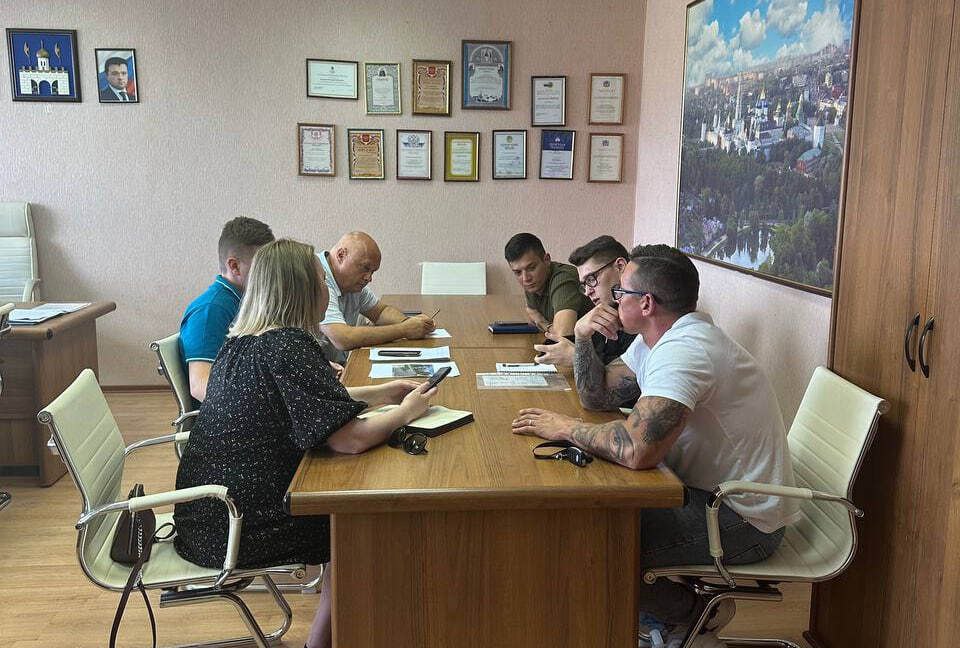 Владельцев кикшеринга призвали навести порядок с самокатами  Заместитель главы Сергиево-Посадского округа Андрей Досавицкий провёл встречу с операторами кикшеринга ООО «Вуш». Главными вопросами стали наведение порядка при парковке средств индивидуальной мобильности и усиление работы по безопасности пользователя.  Не секрет, что часто самокаты долго валяются на городских улицах, доставляя неудобство прохожим, уборочной технике. Их нужно собирать оперативнее. Кроме того, заместитель главы настаивал на том, что любителям прокатиться с ветерком необходим инструктаж перед поездкой. В ответ на это оператор предложил установить интеллектуальную систему SmartScootControl на пешеходных переходах и перекрестках. Она создана на основе компьютерного зрения и искусственного интеллекта и предназначена для автоматического контроля за соблюдением правил дорожного движения водителями электросамокатов.  На встрече обсудили и возможность организации «Школы вождения» на территории округа, а также введения в школах цикла бесед о правилах пользования СИМ.
