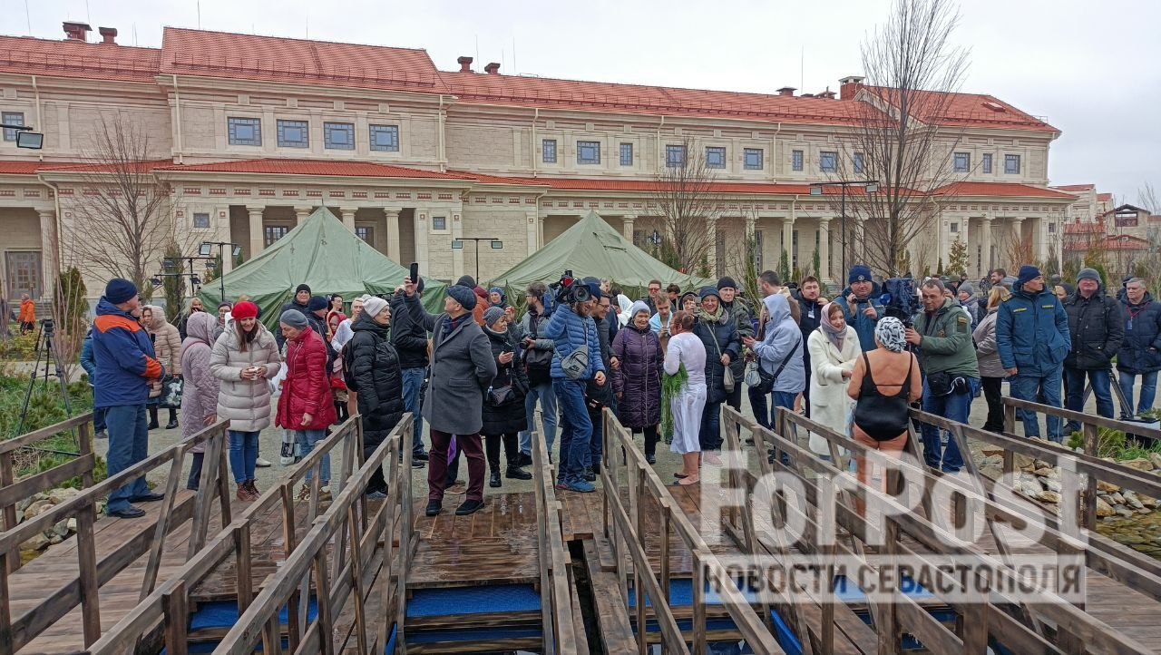 В Севастополе начались Крещенские купания.   В Новом Херсонесе оборудованы специальные купальни на "реке Героон". Карпы Кои, которые теперь живут в реке, ушли на глубину и не видны.         Наш чат