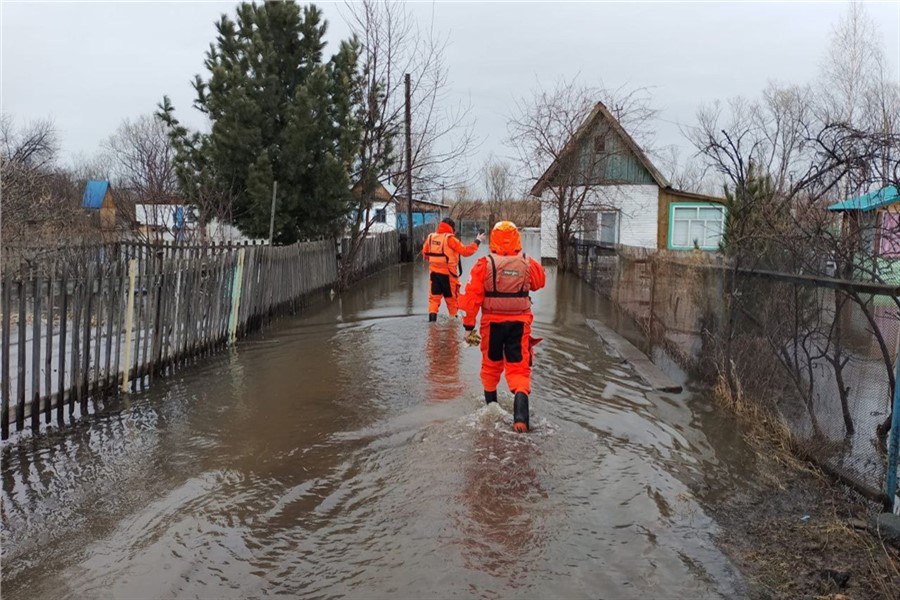 Красноярцев предупреждают об опасности из-за грядущего аномального потепления  На следующей неделе в Красноярск придет аномальное тепло. Это может привести к проблемам. Согласно данным Среднесибирского УГМС, 15-19 марта в центральных районах Красноярского края, в том числе в столице региона, ожидается очень теплая погода. Температура воздуха днем может повыситься до +10°С — +15°С. Снег начнет быстро таять.   Возможно затопление жилых и хозяйственных объектов, расположенных в низинах, размыв дорог. Специалисты главного управления по ГО, ЧС и ПБ рекомендуют владельцам индивидуального жилья и административных зданий провести уборку снега и мусора с прилегающей, придомовой территории, контролировать сток талых вод, состояние водоотводных канав на своих участках. Это поможет избежать подтопления.  Newslab