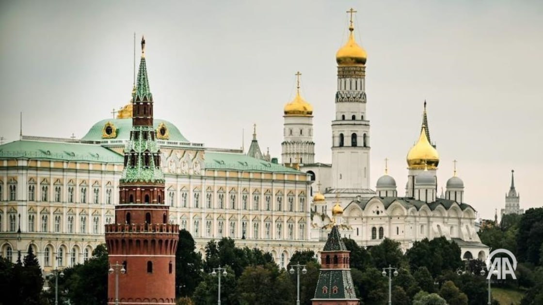Кремль: дата новых переговоров с Украиной станет известна после завершения обменов пленными Дата третьего раунда мирных переговоров в Стамбуле между РФ и Украиной станет известна после завершения обменов пленными. Об этом заявил пресс-секретарь президента РФ Дмитрий Песков. «Сейчас мы занимаемся выполнением тех гуманитарных договоренностей, которые были достигнуты на втором раунде прямых российско-украинских переговоров в Стамбуле. После того, как будут завершены все процедуры, о которых было договорено, обменные, настанет очередь определиться с датами проведения третьего тура», - сказал Песков. Представитель Кремля также отметил, что «мир через силу» в отношении России не применим «и вряд ли его стоит использовать, так невозможно будет достигнуть каких-то целей». ↘ Подробнее на нашем сайте: v.aa.com.tr/3614412 24/7 в сутки с Агентством «Анадолу»