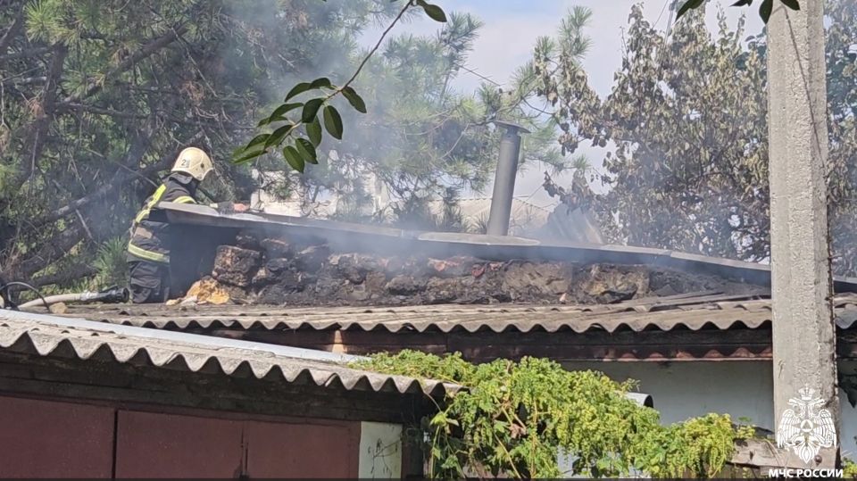 В центре Симферополя вспыхнул пожар возле храма ⁠ СИМФЕРОПОЛЬ, 8 авг - РИА Новости Крым. В центре Симферополя вспыхнул пожар рядом с церковью Трех Святителей. Об этом сообщили в Главном управлении МЧС России по Крыму.  О возгорании стало известно в пятницу в 12:50. Изначально огонь охватил 50 "квадратов", к моменту локализации площадь пожара выросла в три раза.  "По состоянию на 14:25 пожар локализован на площади 150 квадратных метров. Работы по тушению пожара продолжаются", - сообщил врио заместителя начальника Главного управления МЧС России по Республике Крым Максим Сергиенко.  Сейчас с огнем борются 63 специалиста и 20 единиц техники.  Накануне в Орджоникидзе под Феодосией произошел крупный ландшафтный пожар. Изначально огонь охватил 4 гектара сухой растител...  Подробнее>>>