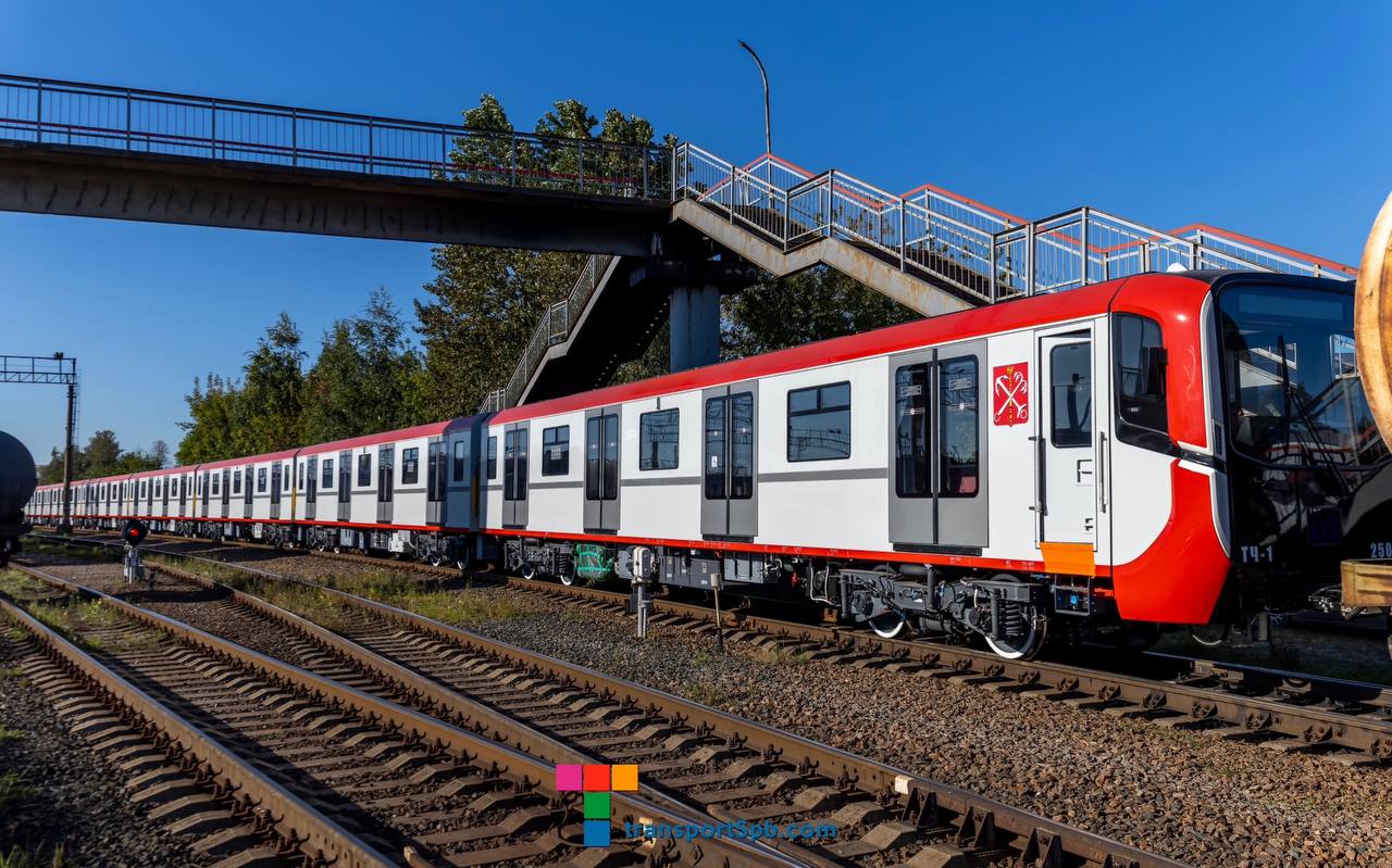 На красной ветке метро Петербурга завершилось обновление подвижного состава На линию вышел последний поезд серии Балтиец Теперь в депо Автово насчитывается 37 современных составов Первый из них начал работу ещё 9 сентября 2022 года Флэш Питер подписаться