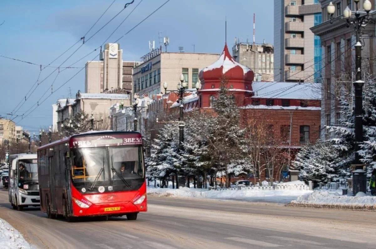 Проверка автобусных перевозчиков в Хабаровске из-за повышения цен  В Хабаровске антимонопольная служба начала выездные проверки автобусных компаний, которые увеличили стоимость проезда на муниципальных маршрутах.  Проверки проводятся как в офисах, так и на территориях перевозчиков. Специалисты запрашивают документы, подтверждающие обоснованность повышения тарифов, проводят осмотры и опрашивают ответственных лиц. Главная цель этих мероприятий — выявить возможные нарушения антимонопольного законодательства и проверить наличие признаков ценового сговора.  Кстати, Хабаровск