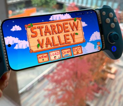 Xiaomi разрешила запускать Steam игры на смартфонах серии REDMI K90 Компания Xiaomi выпустила обновление Игрового центра для смартфонов серии REDMI K90 с новой экспериментальной функцией У геймеров появилась возможность запускать ПК игры прямо на своих мобильных устройствах При этом работают облачные сохранения и достижения привязанные к аккаунту Steam а также мультиплеер