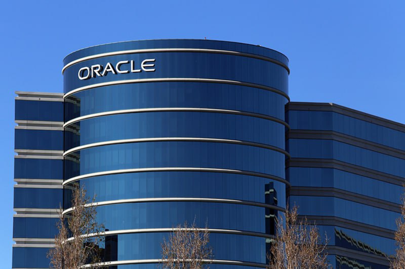 Oracle разрешили предоставить экономическую выгоду санкционным лицам  По данным РБК, американская компания Oracle получила разрешение от американского регулятора на выплату долга перед российскими клиентами. Компания разослала письма кредиторам с предложением сделки. Oracle готова выкупить требования к своей российской дочерней компании «Оракл компьютерное оборудование», но не более чем за 60% от номинала. Взамен компания просит об отказе от любых новых требований к российскому юрлицу.  Согласно данным о задолженностях компании, а также об уже взысканных суммах, на сегодняшний день долг «дочки» Oracle составляет 1,4 млрд руб. То есть, исходя из условий письма, Oracle готовы заплатить 840 млн руб. или $8,5 млн по текущему курсу.  Между тем, разосланное письмо считать официальным предложением невозможно. Управляющий по делу о банкротстве «Оракл компьютерное оборудование» Егор Непомнящих заявил, что письмо Oracle не является юридическим значимым, поскольку в нем нет ни отправителя, ни подписи. Все зависит от дальнейших действий головной компании.  История с выплатой долгов «дочки» Oracle происходит на фоне серьезных проблем в самой компании. В корпорации сокращают сотрудников в рамках реструктуризации, уволены несколько сотен человек. Наиболее пострадавшим от сокращений называют Oracle Cloud Infrastructure – облачное отделение компании.