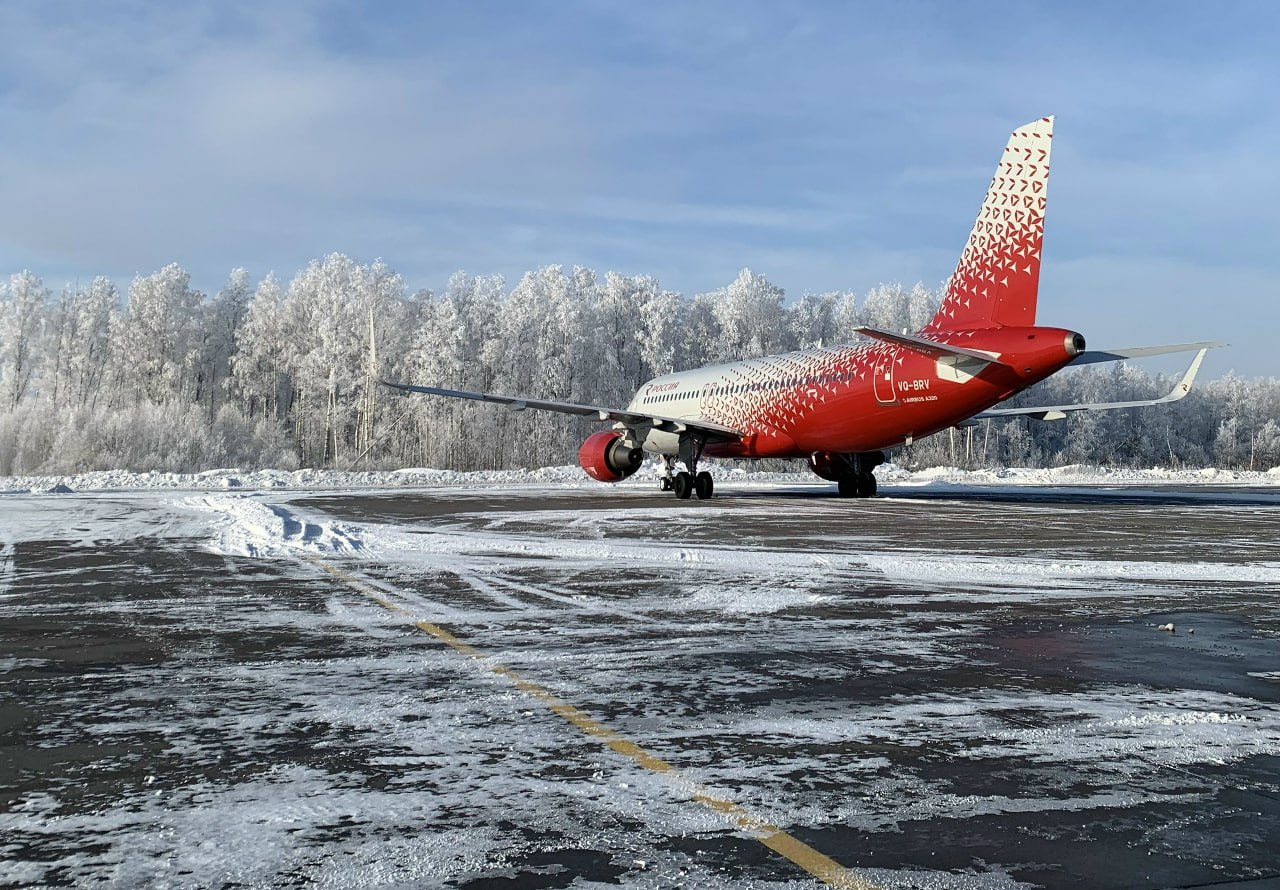 В аэропорту Архангельска самолёт выкатился за взлётно посадочную полосу Сегодня 9 января в аэропорту Архангельска произошёл небольшой инцидент с самолётом Sukhoi SuperJet 100 авиакомпании Россия выполнявшим рейс по маршруту Санкт Петербург Архангельск Лайнер выкатился за пределы взлётно посадочной полосы