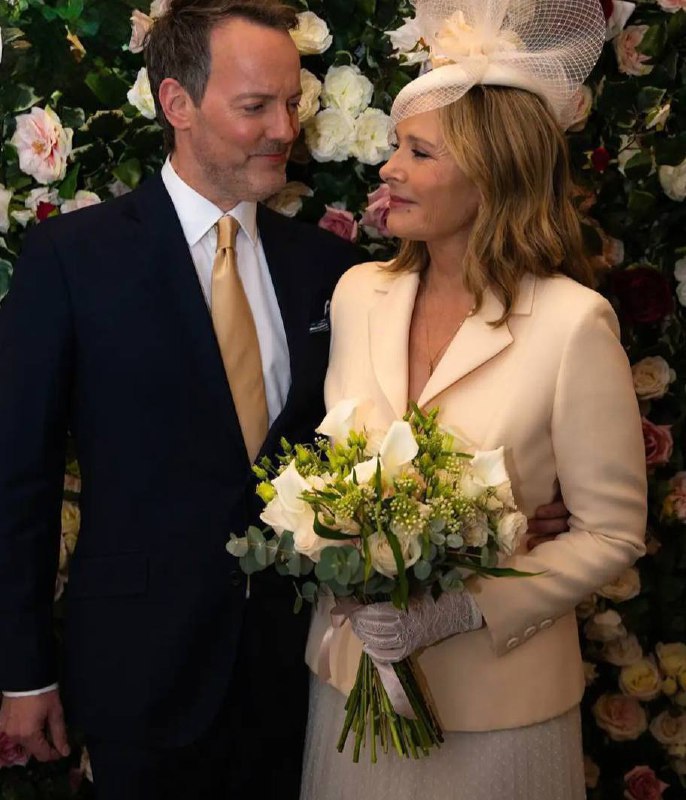 69 летняя Ким Кэтролл вышла замуж Саманта из культового сериала Секс в большом городе и ее давний бойфренд Рассел Томас поженились в Лондоне Для актрисы это четвертый брак Красотка veraafanasyeva