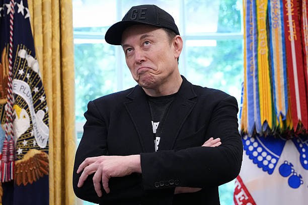 Илон Маск может уйти из своей компании Tesla если она не выплатит ему 1 трлн Совет директоров Tesla обратился к акционерам с просьбой поддержать новый план вознаграждения миллиардера Председатель совета Робин Денхольм заявила что без Маска компания может потерять значительную часть своей стоимости подчеркнув что он остается ключевой фигурой в развитии Tesla как лидера в сфере ИИ автономного вождения и робототехники передают CNBC Голосование пройдет до 5 ноября а его результаты подведут на ежегодном собрании акционеров 6 ноября Новый план включает 12 траншей акций которые Маск получит при достижении рыночной капитализации от 2 трлн до 8 5 трлн и выполнения производственных целей выпуск 20 млн автомобилей 10 млн подписок на FSD 1 млн роботов и роботакси kursivm kursiv news