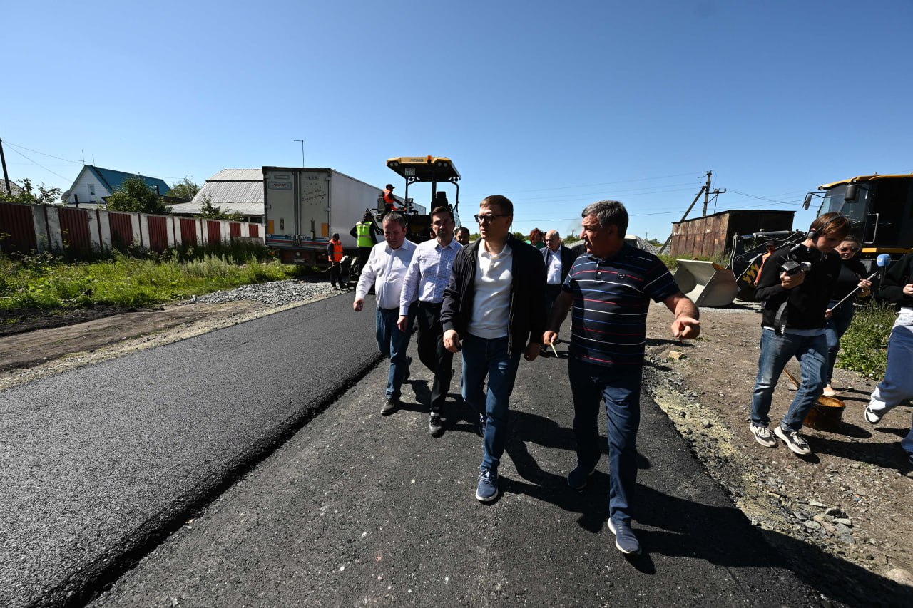 В поселке Челябинска по поручению Текслера заасфальтируют все дороги В поселке Аэропорт-2 Металлургического района планируют досрочно заасфальтировать все дороги. Работы идут с опережением графика. Ход ремонта проверил губернатор Алексей Текслер. В 2025-м на Южном Урале отремонтируют 800 километров дорог. Рекорды бьет областной центр: ежегодно в Челябинске приводят в порядок более миллиона квадратных метров. Работы ведутся не только на центральных улицах, но и в поселках. Исключением не стал и Аэропорт-2. — Ранее здесь были только щебеночные дороги. Мы продолжим работать в этом направлении. В целом по региону объем работ будет наращиваться, — подчеркнул Алексей Текслер. Ранее на отсутствие нормальных дорог в поселке губернатору пожаловались жители. Тогда Алексей Текслер поручил, чтобы все пути отремонтировали за счет целевого финансирования. Во время рабочего визита челябинцы поблагодарили главу региона за принятое решение. Голосовать за канал