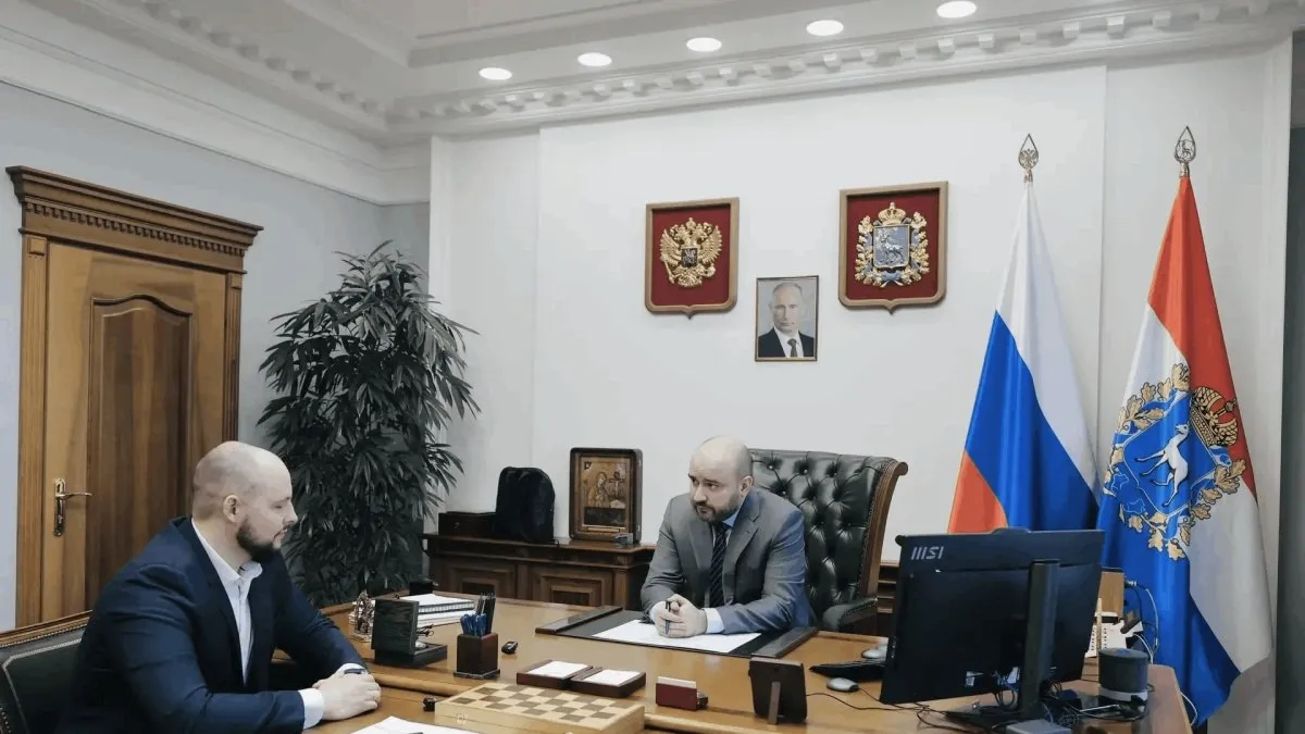 Губернатор Вячеслав Федорищев назначил Глеба Гордеева своим помощником Сегодня глава региона Самарской области Вячеслав Федорищев назначил Глеба Гордеева помощником губернатора О этом стало известно во время оперативного совещания которое провел губернатор Глеб Гордеев будет курировать все вопросы связанные с развитием и применением БАС в Самарской области на общественных началах Глеб Вячеславович прошел достаточно большой путь Год работал на СВО в рамках подразделений которые были связаны с работой беспилотных летательных аппаратов До спецоперации являлся технологическим предпринимателем основал много стартапов которые стали сейчас лидерами в России по производству и разработке БПЛА Глеб Вячеславович будет заниматься координацией нашей работы по внедрению технологий беспилотных летательных систем сказал Вячеслав Федорищев Глава региона обозначил задачи своему помощнику консолидировать образовательные направления школа СПО высшая школа с точки зрения внедрения культуры разработки и производства БПЛА Обеспечить максимальную эффективность в том числе от внедрения БПЛА в отрасли экономики Некоторые элементы уже погружены в отрасль сельского хозяйства но десятки сфер еще не перешили на этот технологический уклад В числе важных задач организация контура безопасности в регионе с учетом участившихся вражеских угроз Глеб Гордеев поблагодарил Вячеслава Федорищева за доверие и отметил что уже подготовил план взаимодействия с коллегами Он выделил основные направления работы В их числе обеспечение безопасности в регионе от атак противника работа с оперативным штабом аналитика выстраивание взаимодействия применение опыта приграничных регионов Развитие моделей эксплуатации БПЛА в регионе и сценарии применения Применение дронов поставленных по госзаказам обучение персонала аренда БАС с целью ввода в эксплуатацию анализ поставленных БАС Еще одной важной задачей Глеб Гордеев отметил работу с вузами в регионе по направлению БАС и отдельно подчеркнул планы по взаимодействию с институтом БАС в Тольятти Кроме того в планах популяризация БАС среди молодежи привлечение федераций проведение соревнований и других мероприятий задействование инфраструктуры БАС в регионе программы по привлечению молодежи Вячеслав Федорищев поручил подготовить и передать в администрацию губернатора всю информацию касающуюся сферы гражданских БАС для дальнейшего изучения Глебу Гордееву Вячеслав Романов как зампред будет обеспечивать межведомственное взаимодействие Правительство региона должно подготовить к 15 мая областной проект внедрения беспилотных технологий с конкретными целями которые будут за этот месяц проработаны а также с нормативной базой и механизмами реализации В итоге должен появиться региональный закон о применении технологии беспилотных аппаратов Также должны быть сформированы предложения об актуализации профильного федерального закона которые представят на комиссии Госсовета добавил глава региона Перед оперативным совещанием губернатор Вячеслав Федорищев провел встречу с Глебом Гордеевым где обсудил дальнейшую совместную работу и в целом направление которое предстоит курировать его помощнику Планы и задачи были озвучены на оперативном совещании Иван Макеев пресс служба Правительства Самарской области ГТРК Самара MAX lВК lОК lСАЙТ