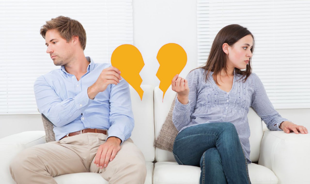 Разводиться станет дороже в Молдове существенно вырастут тарифы на услуги ЗАГСов Регистрация развода в Молдове подорожает с 210 до 900 леев такие изменения предусмотрены проектом Министерства внутренних дел о новых тарифах на услуги населению Документ подготовлен к первому заседанию нового правительства Регистрация брака также станет платной и заметно дороже Регистрация брака в течение месяца которая раньше была бесплатной теперь будет стоить 260 леев Регистрация в течение 15 дней подорожает сразу с 260 до 1 820 леев Изменения затронут десятки государственных услуг проект пересматривает тарифы на широкий перечень процедур Браки вне стен ЗАГСа под запретом Проект также запрещает сотрудникам ЗАГСов регистрировать браки вне помещений кроме особых случаев когда один из супругов физически не может явиться