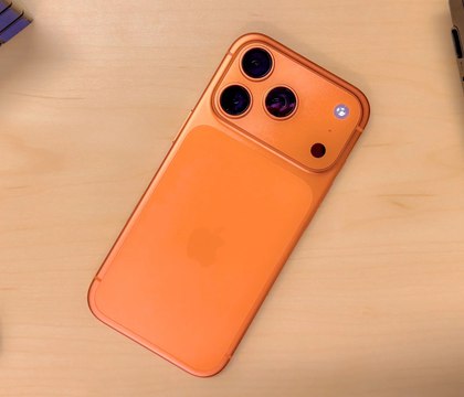 Instant Digital раскрыл возможные цвета iPhone 18 Pro Apple только выпустила новые флагманские смартфоны 17 й серии а в сети уже начали появляться первые утечки об устройствах следующего поколения Китайский инсайдер Instant Digital рассказал какие цвета корпуса могут быть у iPhone 18 Pro По данным источника аппарат может выйти в кофейном фиолетовом и бордовом цветах
