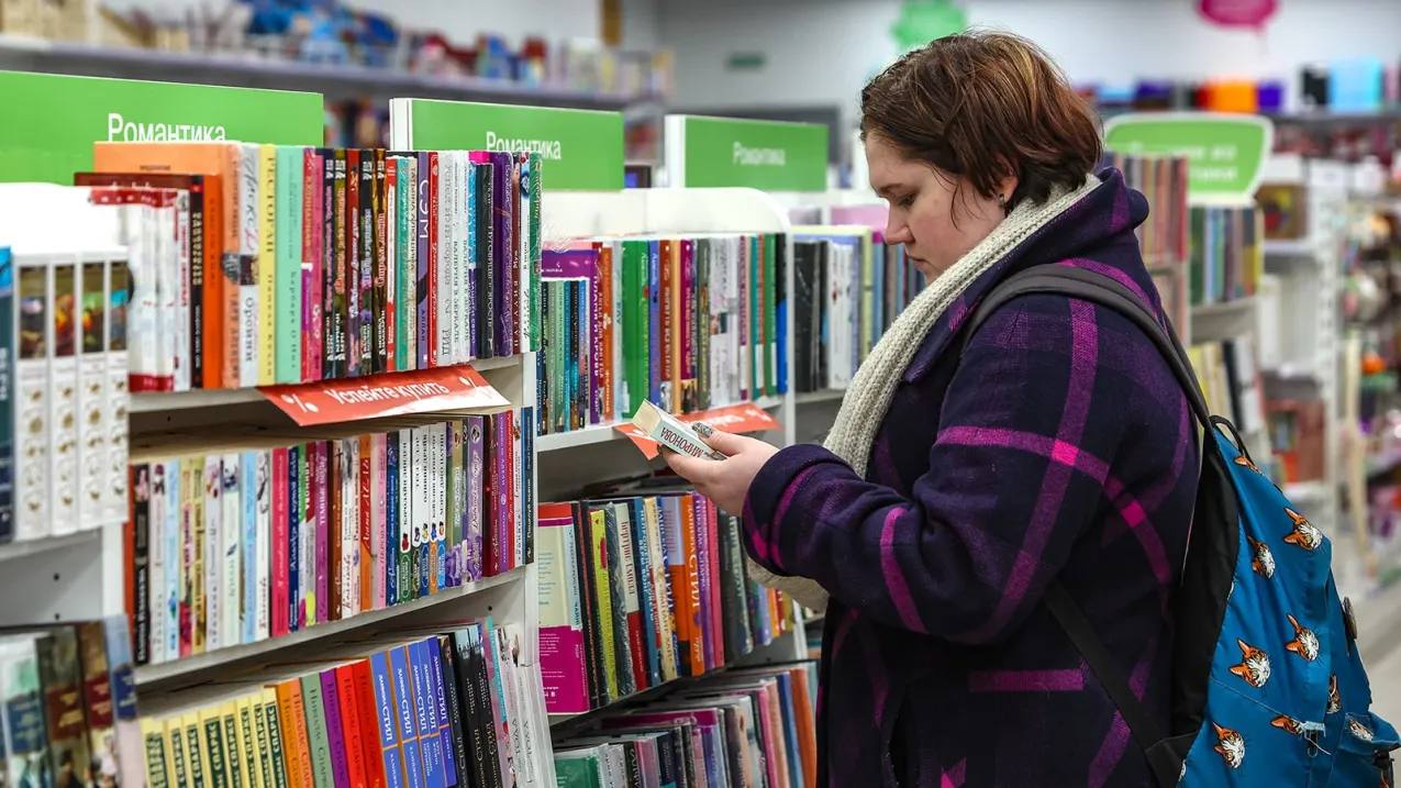 Административные дела в отношении сети книжных магазинов Читай город Буквоед из за пропаганды ЛГБТ международное движение ЛГБТ признано в России экстремистским и запрещено в нескольких регионах связаны с продажей пяти книг Среди них произведения Фредерика Бакмана Урсулы Ле Гуин и Джона Бойна Эрик Романенко ТАСС