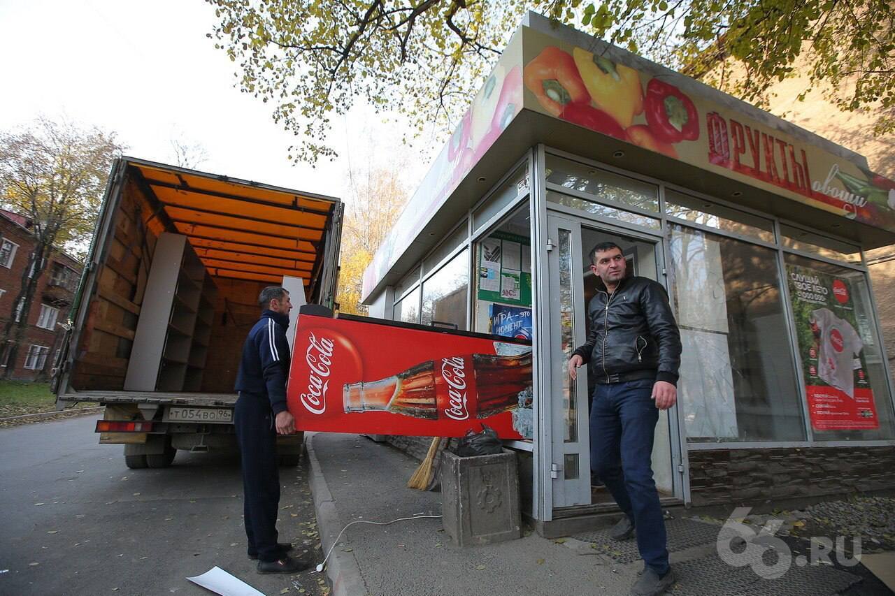 Сносить нелегальные киоски продолжит мэрия Екатеринбурга Администрация продолжит их демонтировать несмотря на решение суда передает 66 RU слова директора департамента потребительского рынка Максим Чаплыгин Ранее кассация признала незаконным региональное постановление согласно которому бизнесмены могут занимать арендованные участки без торгов не дольше двух лет Мы в 2023 году реализовали право предпринимателей на продление Срок закончился без договоров занимать места незаконно заявил Чаплыгин При этом федеральное постановление разрешает ларечникам работать как минимум до 31 декабря 2026 года Депутат Тимофей Жуков предложил не трогать киоски до этого срока   Новости из Екатеринбурга