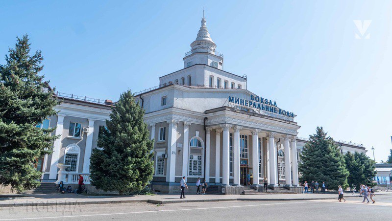 Аудиоэкскурсии стали доступны посетителям вокзала Минеральных Вод  Аудиоэкскурсии в городах Ставрополья представил проект «Вокзалы России». Тексты для проекта пишут историки, сценаристы и режиссёры, а озвучивают профессиональные актёры. Экскурсия по вокзалу Минеральных Вод займёт до 30 минут — за это время слушатель узнает много нового о вокзале, его архитектуре и ключевых исторических событиях региона.  Помимо городов Ставропольского края экскурсии стали доступны на вокзалах Краснодара, Дербента и Владикавказа. Ознакомится с аудиоэкскурсией можно на официальном портале проекта «Вокзалы России».