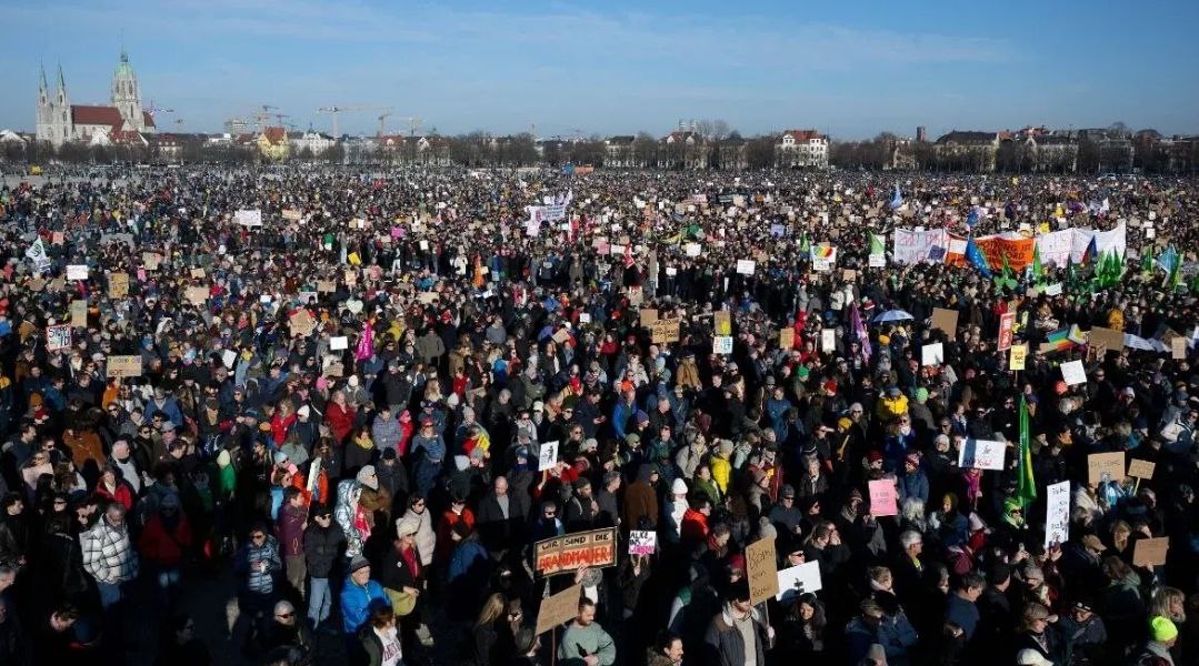 Накануне выборов в Бундестаг в Германии прокатилась волна протестов.  В субботу около 250 000 человек вышли на акцию протеста против правого экстремизма в Мюнхене. Многочисленные демонстрации прошли и в других городах Германии.  Участники демонстрации выступали против крайне правой партии «Альтернатива для Германии»  АдГ , а также против совместного голосования христианских демократов  ХДС/ХСС  и АдГ в Бундестаге. Они держали плакаты с лозунгами: «Остановим фашизм», «Демократия или Вайдель+Маск», «Красная карточка АдГ», а некоторые протестующие несли плакаты против кандидата ХДС/ХСС на пост канцлера Фридриха Мерца, сообщает «Sueddeutsche Zeitung».