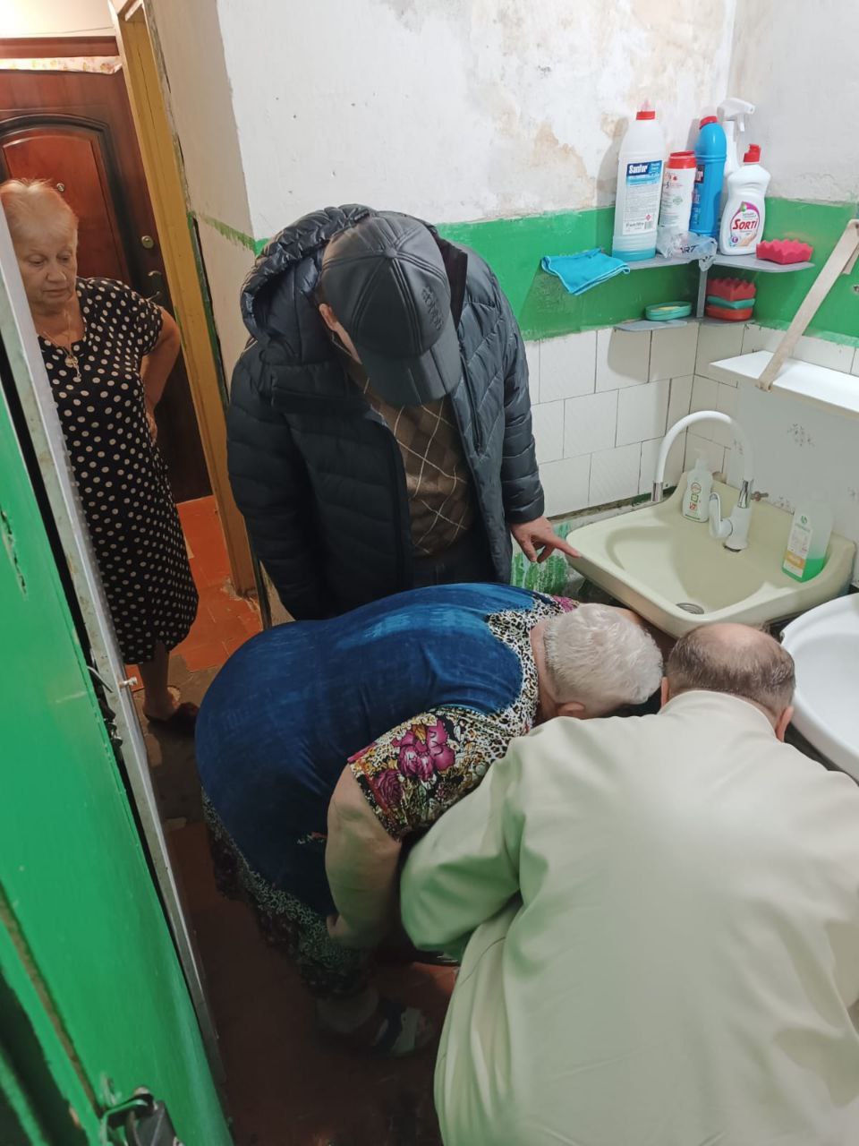 Управляйка самоустранилась при залитии квартир в Курске   В Железнодорожном округе сотрудники администрации представители городского комитета ЖКХ и Курскводоканала ликвидировали коммунальную аварию в доме 65 по улице Союзной Управляющая компания Лидер в очередной раз самоустранилась от выполнения своих обязанностей по проведению ремонтных работ рассказали в мэрии В настоящее время авария ликвидирована водоснабжение восстановлено Фото Администрация города Курска