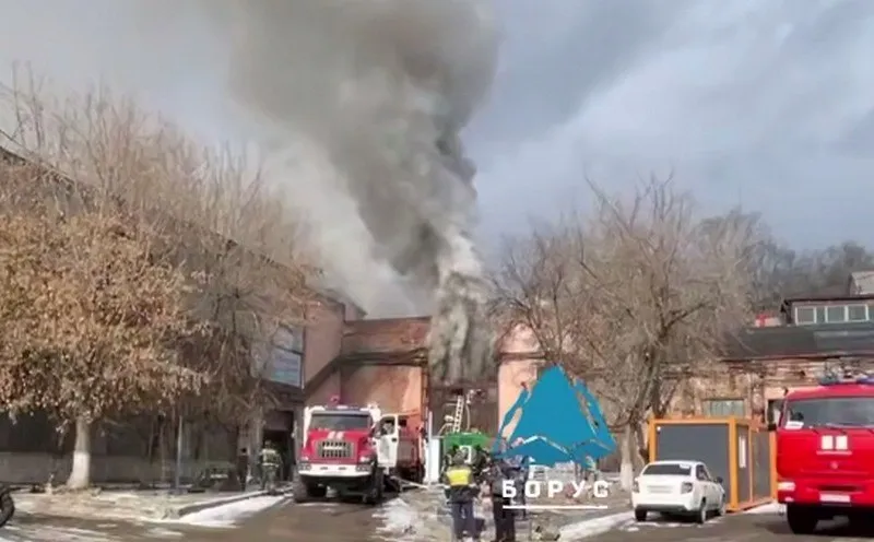 В Красноярске загорелся мебельный цех Пиломатериалы загорелись в мебельном цехе на улице Красной Звезды в Железнодорожном районе Красноярска утром 14 апреля Сообщение о пожаре поступило в 9 12 с огнем борются 24 пожарных они используют 8 единиц спецтехники Предварительная площадь пожара 250 кв м он еще не локализован Пострадавших нет рассказали в МЧС Скриншот Борус Люди Тормозит Телеграм Читай Newslab в MAX