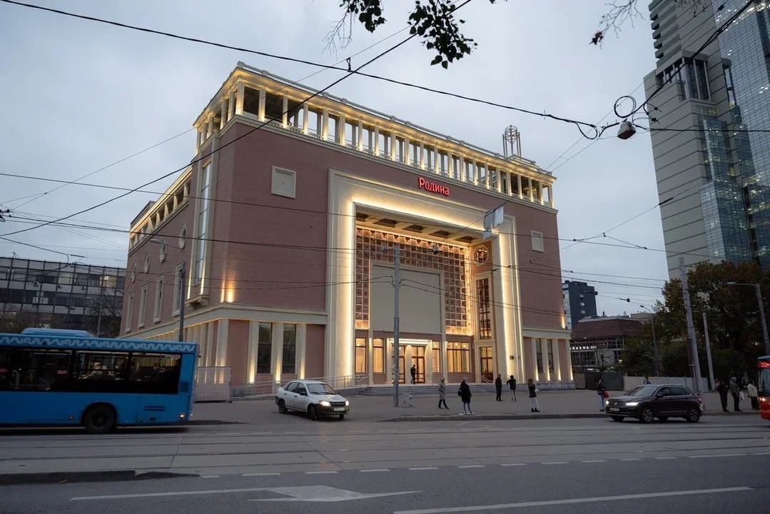 Районный центр Место встречи Родина открылся в Москве Это 25 й объект в рамках программы модернизации московских кинотеатров от ADG group Здание кинотеатра Родина 1938 года постройки объект культурного наследия регионального значения После реставрации ему вернули исторический облик восстановили фасады интерьеры лестницы фойе и кессонные потолки Особое внимание уделили знаменитой фасадной фреске Общая площадь центра 6 269 м² В здании три наземных и один подземный этаж есть эксплуатируемая кровля для мероприятий Создана безбарьерная среда с двумя лифтами В центре Библиотека на первом этаже Досуговые пространства для молодежи Творческие и театральные мастерские Выставочные залы Швейная мастерская Многофункциональные и танцевальные залы Студия звукозаписи Управляющий партнёр ADG group Григорий Печерский отметил что центр станет новой точкой притяжения для москвичей где можно будет учиться отдыхать и проводить досуг Источник пресс релиз РСТЦ Родина новыйТЦ ADG