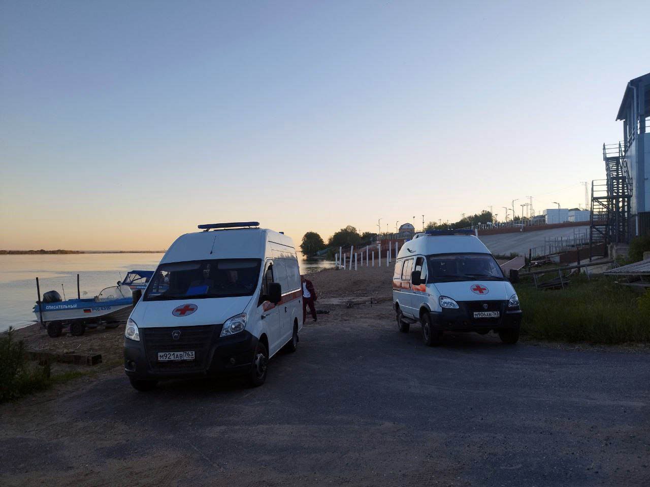 Ещё одно происшествие уже на воде произошло вечером в Самарской области у Александровского моста Это Приволжский район. Маломерное судно столкнулось в воде с затопленной баржей. На катере находились 7 человек - четверо взрослых и трое детей. После столкновения водный транспорт потерял управление, людям понадобилась помощь спасателей. Два спасательных катера прибыли к месту ЧП из Сызрани и Октябрьска. Всех пассажиров доставили на берег. Никто не пострадал. : ПСС Самарской области SOVAINFO Прислать новость Больше новостей - на sovainfo.ru