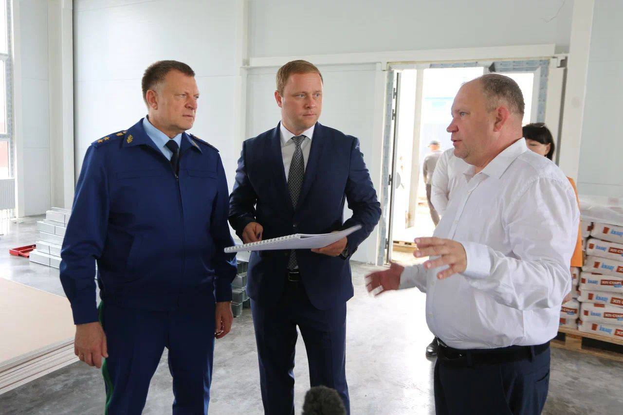 Прокурор Краснодарского края поздравил юных воспитанников Анапской школы-интерната с наступающим днем защиты детей Прокурор края Сергей Табельский посетил Анапский социально-реабилитационный центр для несовершеннолетних, где пообщавшись с педагогическим коллективом, в торжественной обстановке воспитанникам учреждения вручил подарки. Дети продемонстрировали номера художественной самодеятельности, а также поделки, изготовленные для участников СВО, показали навыки плетения маскировочных сетей. Ребятам пожелали радостной и веселой жизни, хороших отметок, стремления к знаниям и новым открытиям. Прокурор края также оценил состояние инфекционного отделения ГБУЗ «Городская больница Анапы» после завершенного ремонта, а также ход строительства нового здания для офиса фонда «Защитники Отечества».