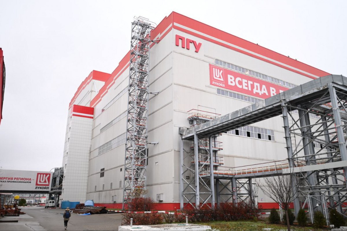 Без модернизации и без штрафа ЛУКОЙЛ откажется от модернизации Краснодарской ТЭЦ Модернизация стала невыгодной Третий энергоблок Краснодарской ТЭЦ Лукойл Кубаньэнерго может быть исключен из программы модернизации без выплаты штрафа Как пишет Ъ соответствующая возможность закреплена в проекте протокола заседания правкомиссии по электроэнергетике Поставка мощности с энергоблока на 150 МВт должна была начаться с декабря 2024 однако его модернизация была остановлена по инициативе Системного оператора из за энергодефицита в ОЭС Юга Тогда Лукойл Кубаньэнерго предложила использовать ранее купленное оборудование для строительства нового пятого по счету энергоблока станции Как пишет Ъ со ссылкой на письмо Лукойл Кубаньэнерго в Минэнерго закупка нового оборудования для модернизации третьего энергоблока увеличит стоимость проекта в 3 5 раза в результате последний станет убыточным geonrgru YouTube sponsr ru