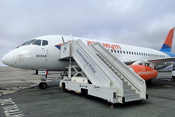 Самолет SSJ-100 выполнявший рейс Минеральные Воды - Сочи вернулся в аэропорт вылета  Самолет Sukhoi Superjet 100 авиакомпании «Азимут» выполнявший рейс Минеральные Воды - Сочи вернулся в аэропорт вылета. Предварительной причиной стало срабатывание датчика неисправности топливного фильтра. Об этом AVIA.RU сообщили в пресс-службе Западного межрегионального следственного управления на транспорте  ЗМСУТ .  "Утром 01.12.2024 в Международный аэропорт Минеральные Воды, воздушное судно «Sukhoi Superjet 100-95», выполнявшее рейс сообщением «Минеральные Воды - Сочи», вернулось в аэропорт вылета. Предварительной причиной стало срабатывание датчика неисправности топливного фильтра. На борту находились 101 пассажир и 4 члена экипажа. Никто не пострадал.", говорится в сообщении ведомства.  Минераловодским следственным отделом на транспорте ЗМСУТ СК России по факту возвращения воздушного судна в аэропорт вылета проводится доследственная проверка.  aviaru.net/n278232