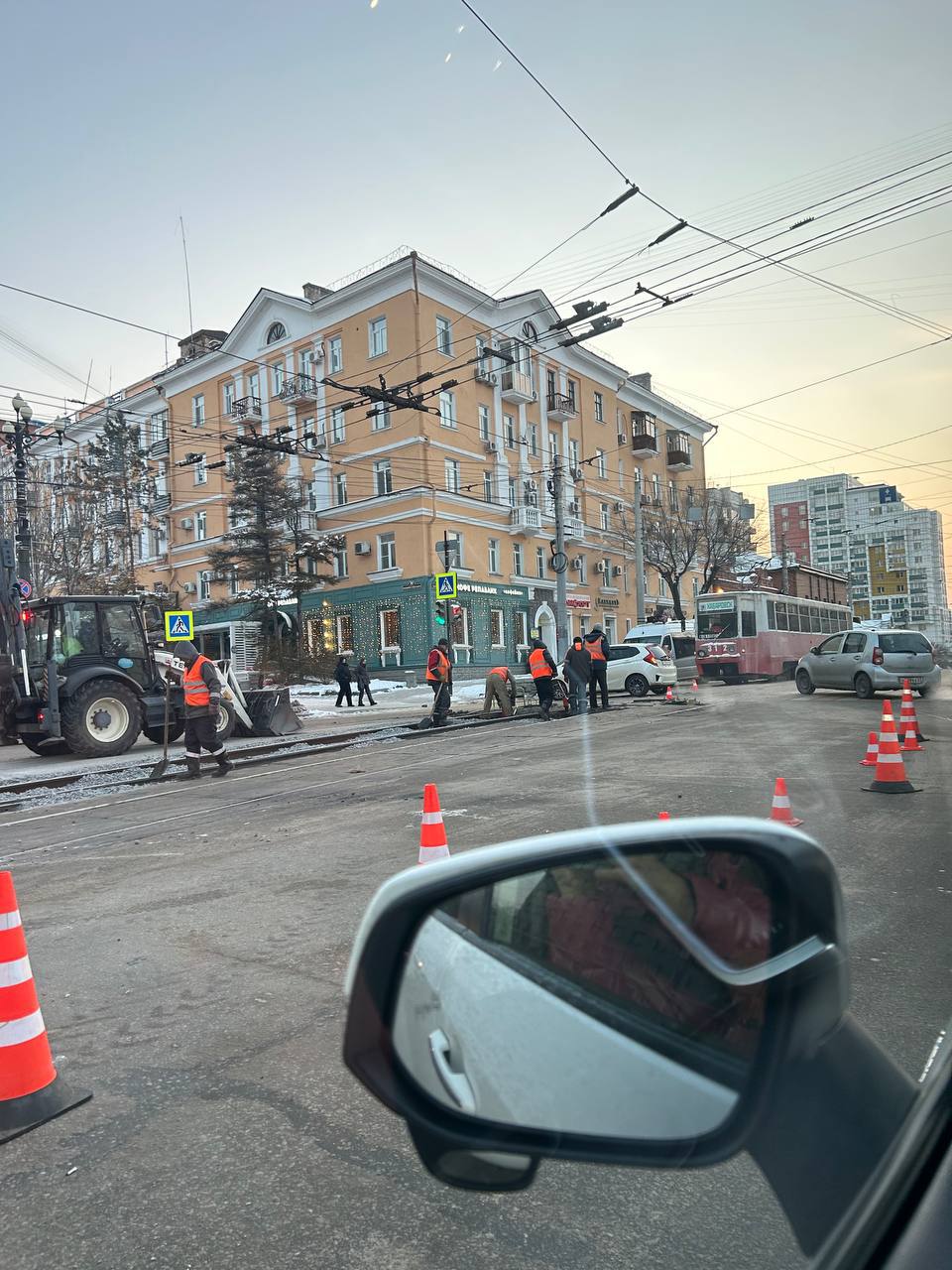 Небывалую утреннюю пробку в Хабаровске прокомментировали в администрации Причина ремонт трамвайных путей и автомобильного переезда на пересечении улиц Шеронова и Муравьева Амурского Ранее этот ремонт анонсировался однако запланировал он был исключительно в ночное время Водители не ожидали что этим утром им придется стоять в километровых пробках В отдельных случаях как сегодня обусловленных необходимостью завершения значительных объемов работ продолжительность ремонта была продлена вызывая временные затруднения транспортного потока пояснили в администрации   Будь в курсе событий везде ОК VK MAX
