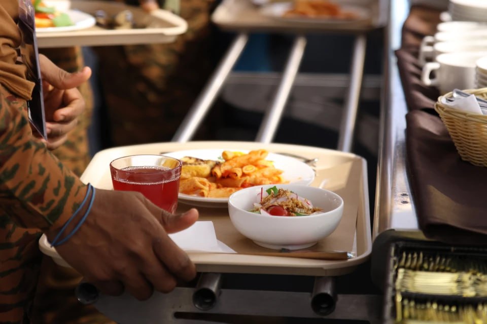 Кормили с нарушениями почему футболисты из Челябинска подхватили норовирус в Сочи Назвали официальную причину заражения детей норовирусом в гостиничном комплексе Лоо арена в Сочи В январские каникулы там пострадали юные футболисты из разных городов России в том числе из Челябинска В больницу никого не положили но неприятный осадок остался При организации питания детей были выявлены нарушения требований санитарно эпидемиологического законодательства и законодательства в сфере технического регулирования рассказали в Роспотребнадзоре Краснодарского края В ведомстве заверили что после эпидемиологического расследования возбудили дела об административном правонарушении   Подписаться на chelkp Мы в MAX