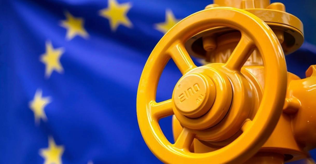 Европа израсходовала из подземных хранилищ весь объем газа закачанного к зиме и уже начала использовать резервы оставшиеся от запасов предыдущих лет Об этом сообщает ТАСС Согласно информации нетто отбор с начала отопительного сезона достиг свыше 55 млрд кубометров или 100 от объема закачанного в летний период В данный момент подземные газовые хранилища в Европе заполнены чуть более чем на 33 по сравнению с 44 1 годом ранее это газ оставшийся от объемов которые закачали в прежние годы Подробнее читайте в нашем материале federalpress   Мы в MAX