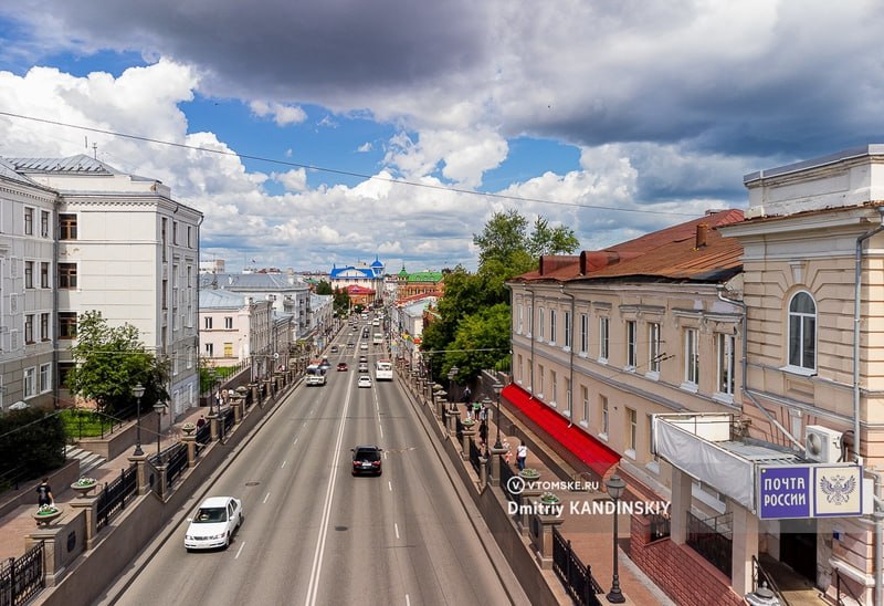 Подрядчик планирует ремонтировать центр пр.Ленина по ночам vtomske.ru/news/210614 Ремонт участка проспекта Ленина от проспекта Фрунзе до площади Ленина, 6, начнется в ближайшие дни. «Сегодня выставляем знаки, щиты, завтра в ночь с 9 на 10 июля выходим фрезеровать. Планируем все работы проводить в ночь, постараемся максимально быстро выполнить: отфрезеровать, сделать колодцы, сразу уложить выравнивающий слой, чтобы фрезерование не стояло. К 5-10 августа Ленина завершим», — сказал директор ТСК Богдан Оккель. Он уточнил, что в рамках ремонта планируется только заменить старый асфальт на новый. По словам мэра Дмитрия Махини свои коррективы в сроки проведения работ может внести погода. «Я ориентируюсь на погоду. Если будут идти дожди, то лучше тогда работать и днем, создавая неудобства, но быстро сделать, чем мы будем угадывать, когда тепло и нет осадков, и затягивать», — отметил мэр. #томск #новоститомска Прислать новость