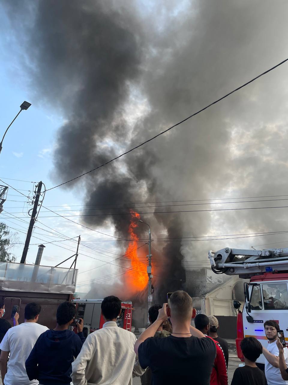 Сильный пожар на Центральном рынке в Канавинском районе Подписаться Написать нам