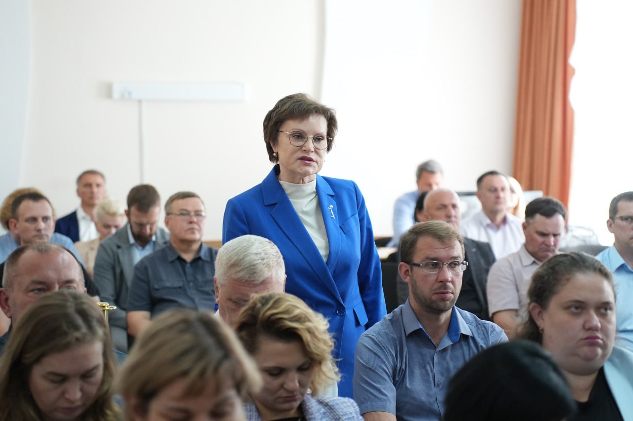 Ключевые моменты, рассмотренные на городском штабе по развитию Ульяновска: В минувшие выходные на Императорском мосту заменён седьмой по счёту деформационный шов. В высокой степени готовности находится монтаж ещё одного межпролётного стыка, в целом подрядчики трудятся с опережением графика На мосту по улице Минаева выполнили армирование дорожной плиты на пятом пролёте, начали устанавливать монолитные дорожные ограждения. На левом путепроводе завершается устройство свайного поля под фундамент новой опоры Продолжают поступать сигналы относительно размещения в СНТ туристических баз, домов отдыха и других подобных объектов. По каждому выявленному случаю подобной незаконной предпринимательской деятельности требую обращаться в правоохранительные органы! При поддержке губернатора Алексея Юрьевича Русских капитально ремонтируем здания образовательных учреждений. Особое внимание поручил уделить организации учебного процесса школьников на период обновления зданий, проработать различные варианты обучения детей в близлежащих учебных заведениях. В Ульяновске завершён первый цикл покоса травы. Все ключевые территории отработаны профильными городскими предприятиями и учреждениями. Поставил задачу уделить пристальное внимание состоянию придомовых территорий, участков, прилегающих к объектам бизнеса. Нарушителей Правил благоустройства привлечём к ответственности в упрощённом порядке через недавно созданную муниципальную административную комиссию.
